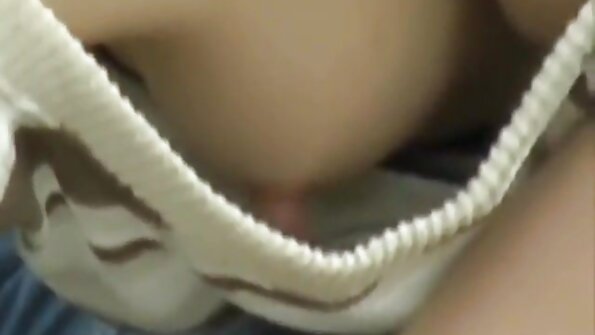 En svarthårig slampa med spetsiga bröstvårtor håller på att knulla hennes fitta