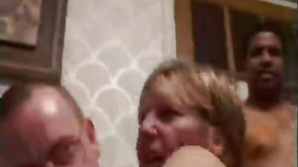 Babes med vacker figur stönar och får kuk djupt inuti twats
