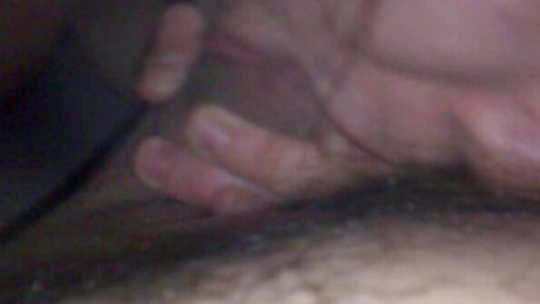 En brud som älskar anal blir penetrerad av två män här